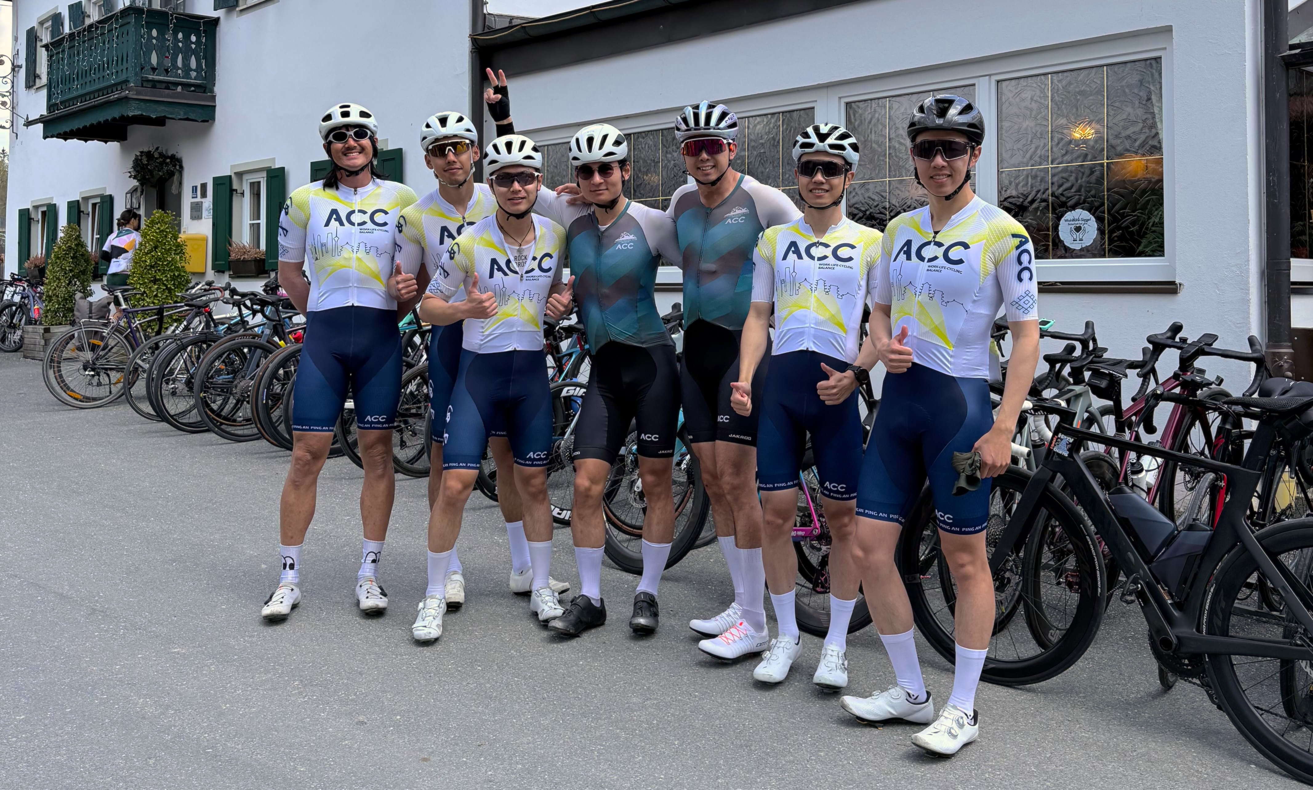 Group photo at the finish
